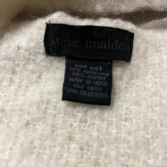 Steve Madden oversized Tassel Scarf with pockets - Picture 3 of 3